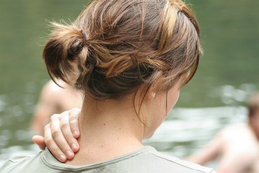 Dolore al collo con osteocondosi cervicale